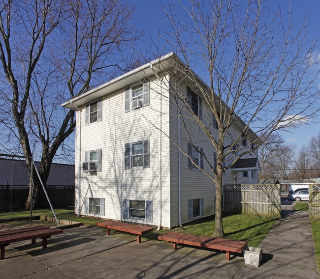 10 Cherry St in Bay Shore, NY - Foto de edificio - Building Photo
