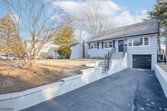 143 Lakeshore Dr in Oakland, NJ - Building Photo - Building Photo