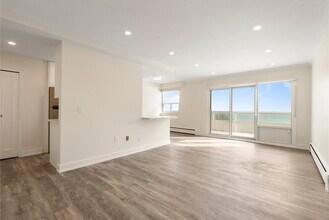 2440 Queen Street East in Toronto, ON - Building Photo - Building Photo