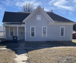 569 W Broadway Ave in Hoisington, KS - Building Photo