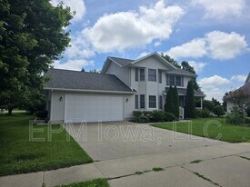 4710 Donald Dr in Cedar Falls, IA - Building Photo