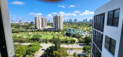 20100 W Country Club Dr, Unit PH-03 in Aventura, FL - Building Photo - Building Photo