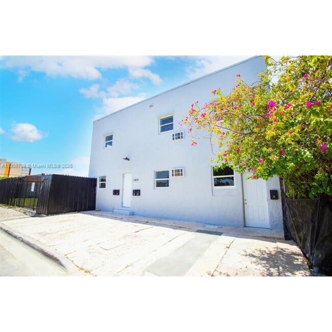 2424 NW 7th Ct in Miami, FL - Foto de edificio - Building Photo