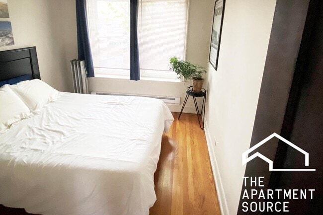 4208 N Clark St, Unit 2 in Chicago, IL - Building Photo - Building Photo