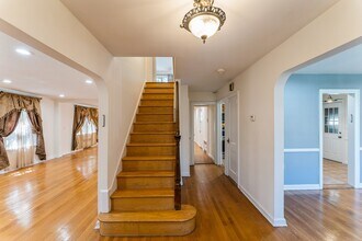 16 Plymouth Rd in Great Neck, NY - Building Photo - Building Photo