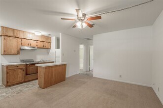 2105 Avenue N in Huntsville, TX - Building Photo - Building Photo