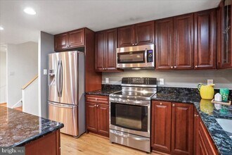 2653 Fanieul Hall Ct in Herndon, VA - Foto de edificio - Building Photo