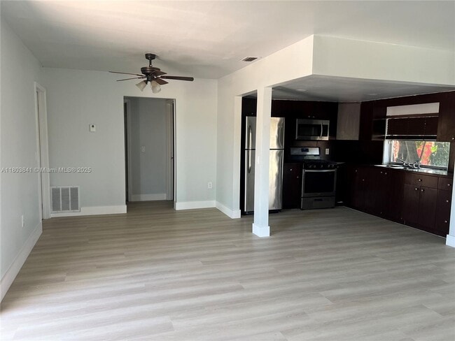 11431 NW 35th St in Sunrise, FL - Building Photo - Building Photo