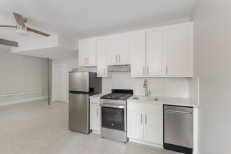 629 W Melrose St, Unit 617-GDN in Chicago, IL - Building Photo - Building Photo