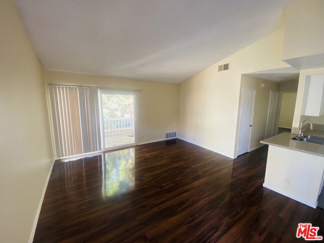 8725 Beckenham Ln in Inglewood, CA - Building Photo - Building Photo