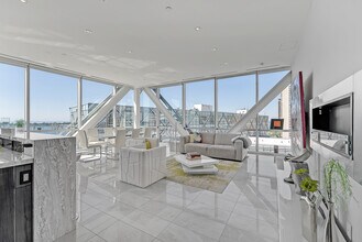 39 Queens Quay E in Toronto, ON - Building Photo - Building Photo