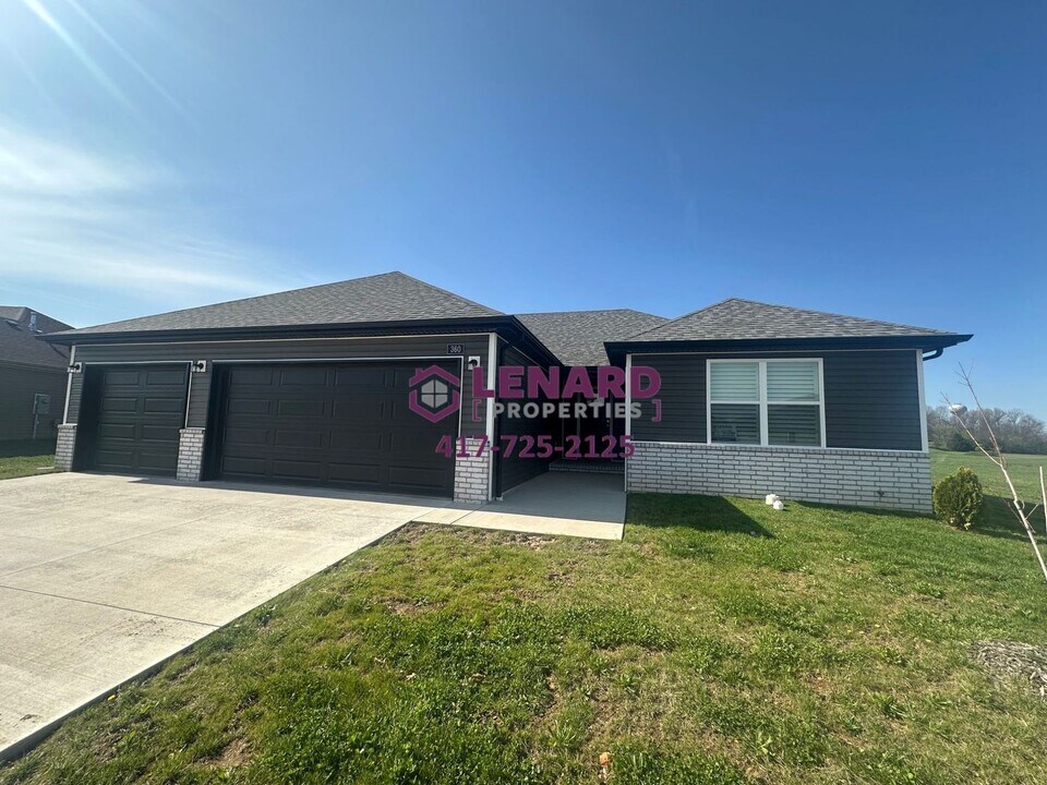 360 E Melton Rd in Ozark, MO - Building Photo