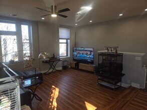 2557 W Superior St, Unit 2 in Chicago, IL - Foto de edificio - Building Photo