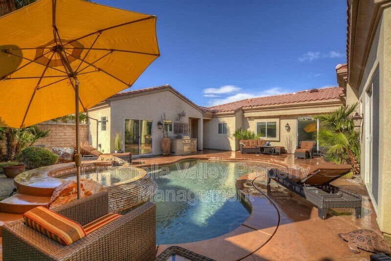 26 Calle Lantana in Palm Desert, CA - Building Photo