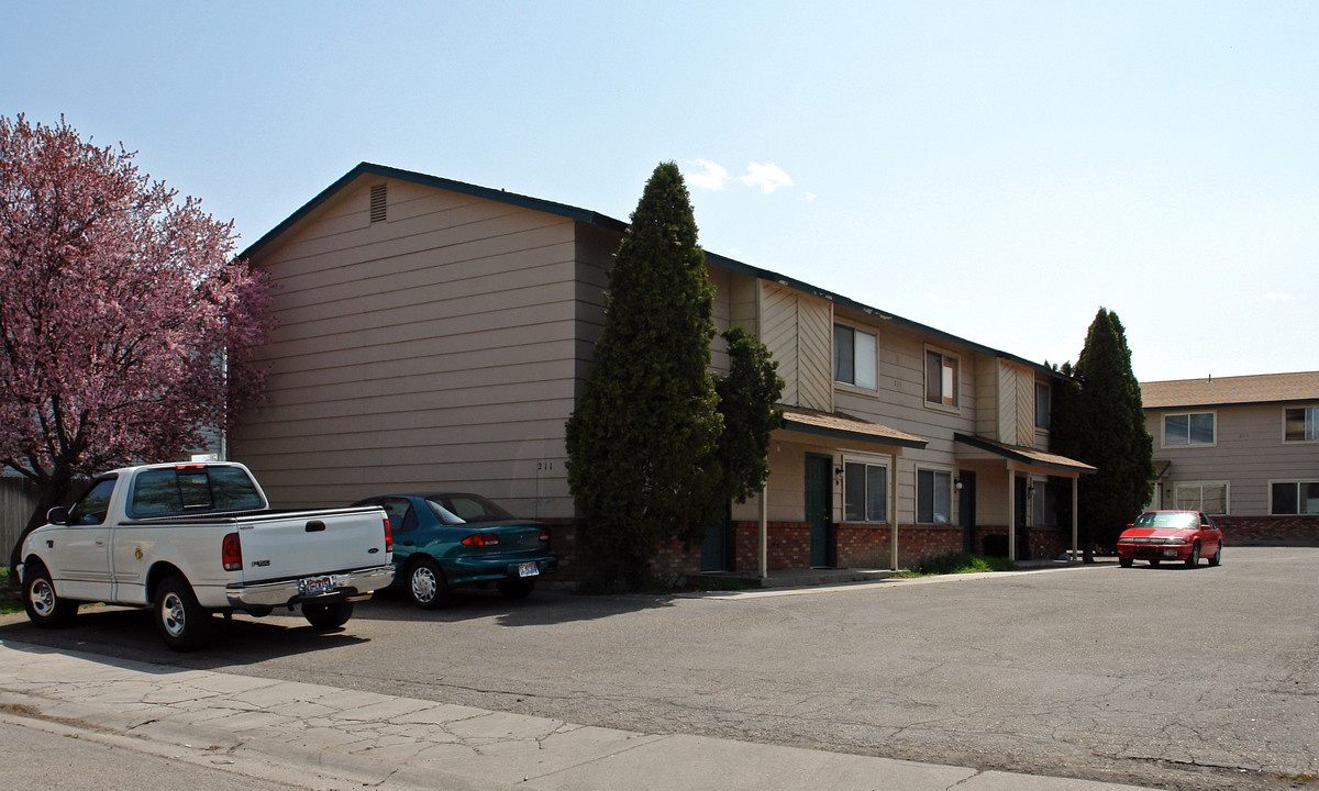 211-215 E Bird Ave in Nampa, ID - Building Photo