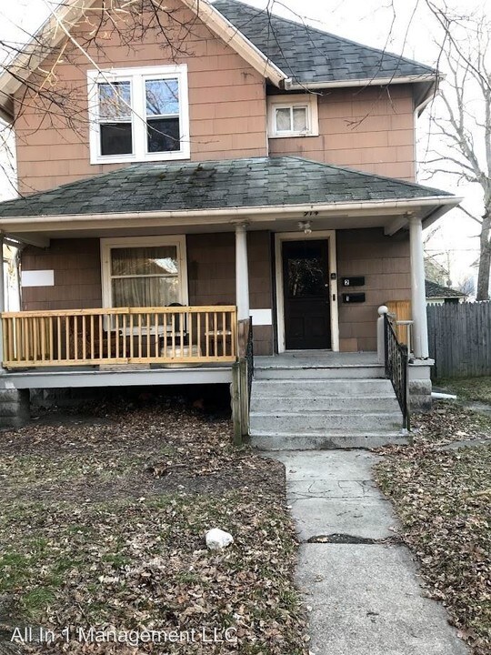 914 Clinton Ave in Kalamazoo, MI - Building Photo