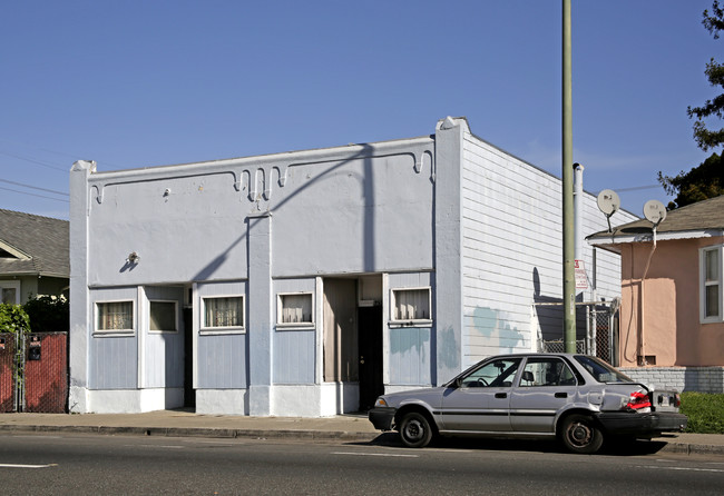 5466 Bancroft Ave in Oakland, CA - Foto de edificio - Building Photo