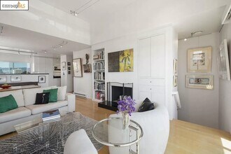 3 Embarcadero W, Unit Apt 402 in Oakland, CA - Building Photo - Building Photo