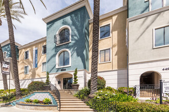 Plaza at Sherman Oaks in Sherman Oaks, CA - Foto de edificio - Building Photo