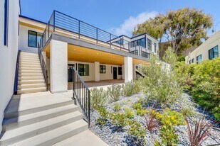 Oceans 315 in La Jolla, CA - Building Photo