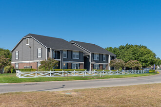 Arbors Of Burleson in Burleson, TX - Foto de edificio - Building Photo