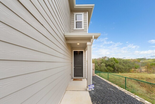 10643 Military Dr W in San Antonio, TX - Foto de edificio - Building Photo