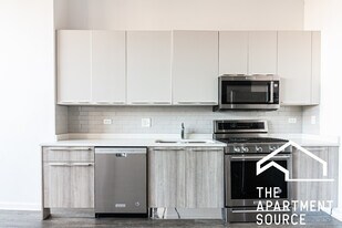 930 W Dakin St, Unit 205 in Chicago, IL - Building Photo