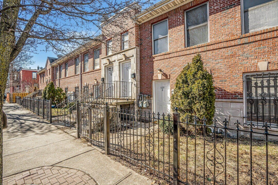 527 M.L.K. Drive in Jersey City, NJ - Building Photo