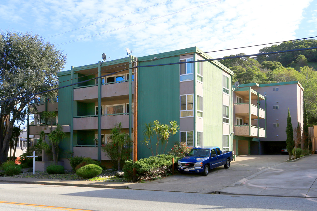 2421 Carlmont Dr in Belmont, CA - Foto de edificio