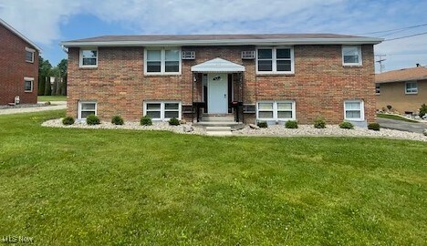 402 Caroline Ave in Hubbard, OH - Building Photo