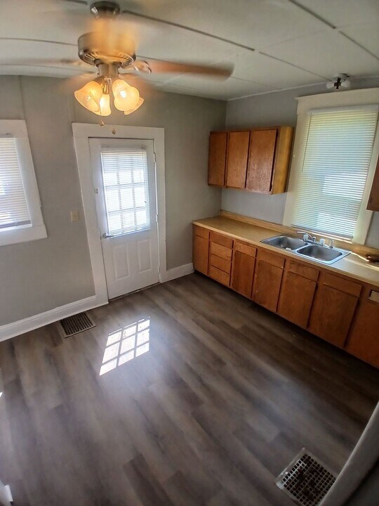 1719-1719 1/2 W Adams St in Muncie, IN - Building Photo