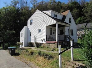 100 Curtis St, Unit Apt C.   Studio in Tarentum, PA - Foto de edificio - Building Photo