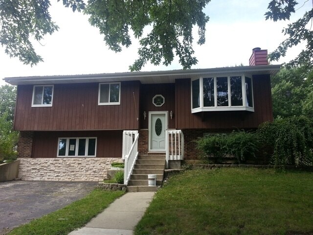 830 Division St in South Elgin, IL - Building Photo