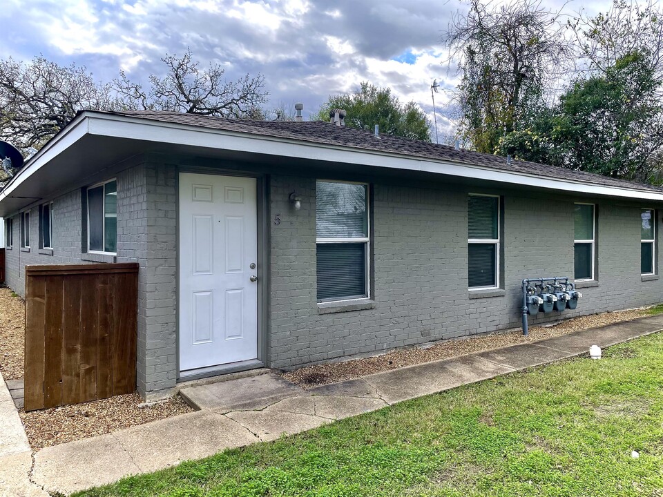 105 Davis St in Bryan, TX - Building Photo