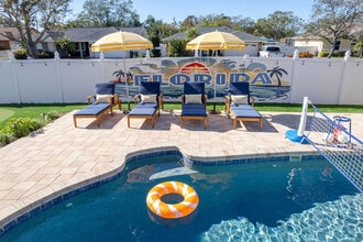 9414 Laura Anne Dr in Seminole, FL - Building Photo - Building Photo