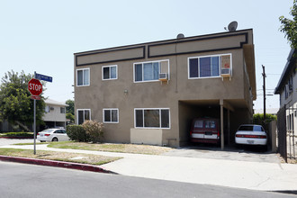 5851 Whitnall Hwy in North Hollywood, CA - Building Photo - Building Photo