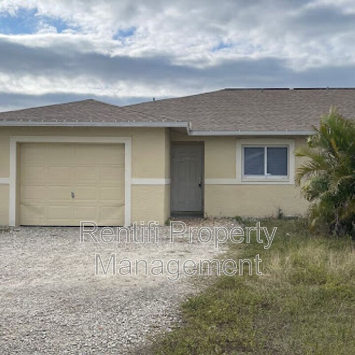 1130 Homer Ave S in Lehigh Acres, FL - Foto de edificio