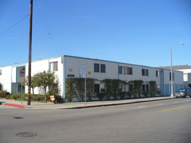 909 N. Wilmington Blvd. in Wilmington, CA - Building Photo - Building Photo