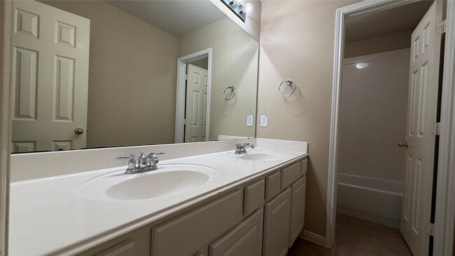 4810 Bonny Loch Ln in Houston, TX - Foto de edificio - Building Photo