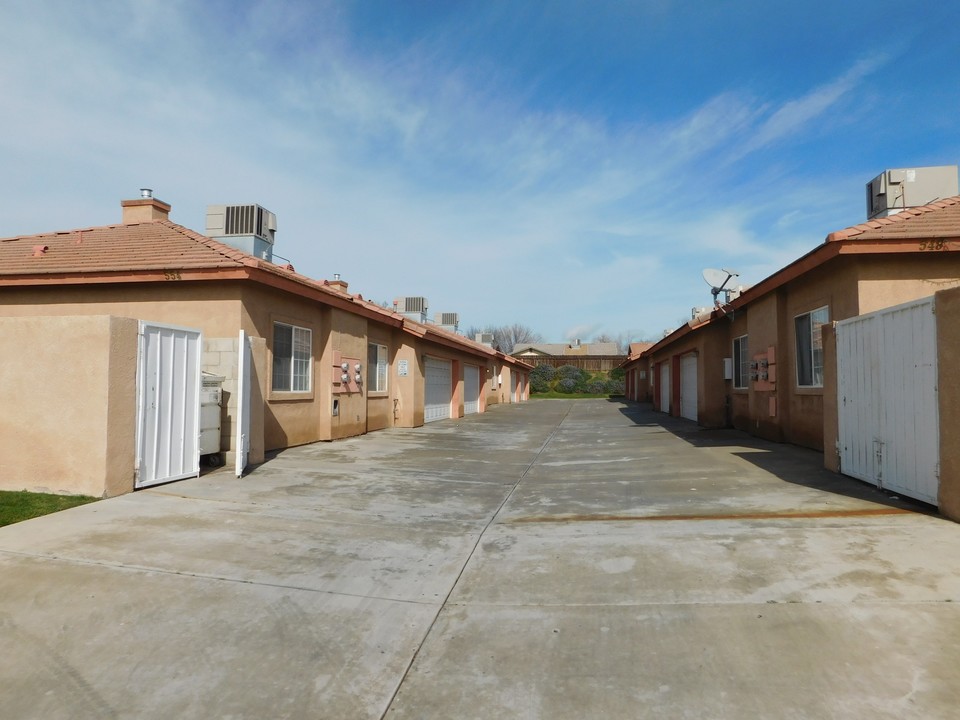 554 Yellow Meadow Ct in Bakersfield, CA - Building Photo