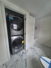 16 Elmwood St, Unit #1 in South Grafton, MA - Foto de edificio - Building Photo