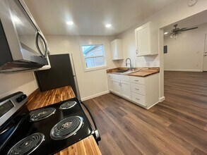 777 E San Joaquin Ave in Tulare, CA - Foto de edificio - Building Photo