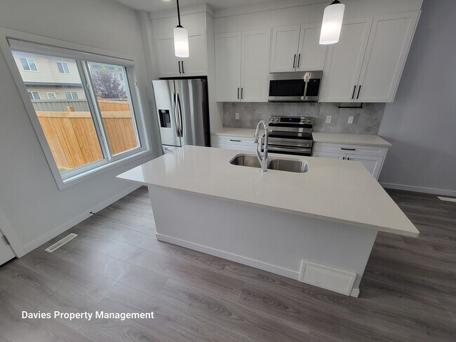 7122 Chivers Cl SW in Edmonton, AB - Building Photo - Building Photo