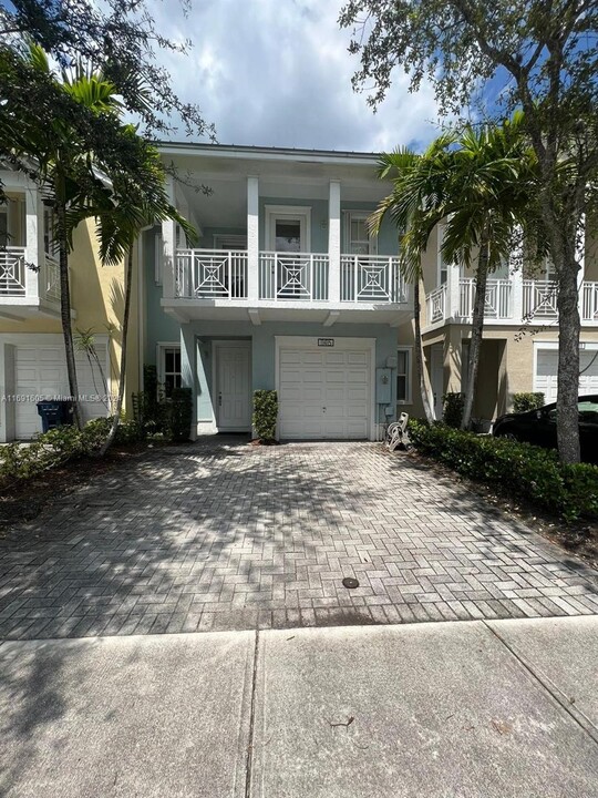 11415 NW 74th Terrace in Medley, FL - Foto de edificio