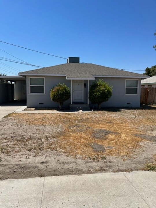 1204 N 11th Ave in Hanford, CA - Building Photo