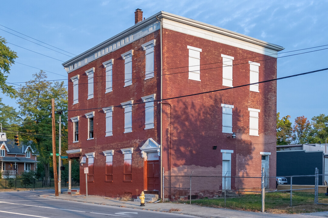 4000 Colerain ave in Cincinnati, OH - Foto de edificio