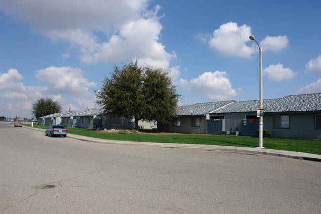 Sandlewood One Apartments in Delano, CA - Foto de edificio - Building Photo