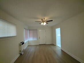 4215-4217 S Budlong Ave in Los Angeles, CA - Foto de edificio - Building Photo