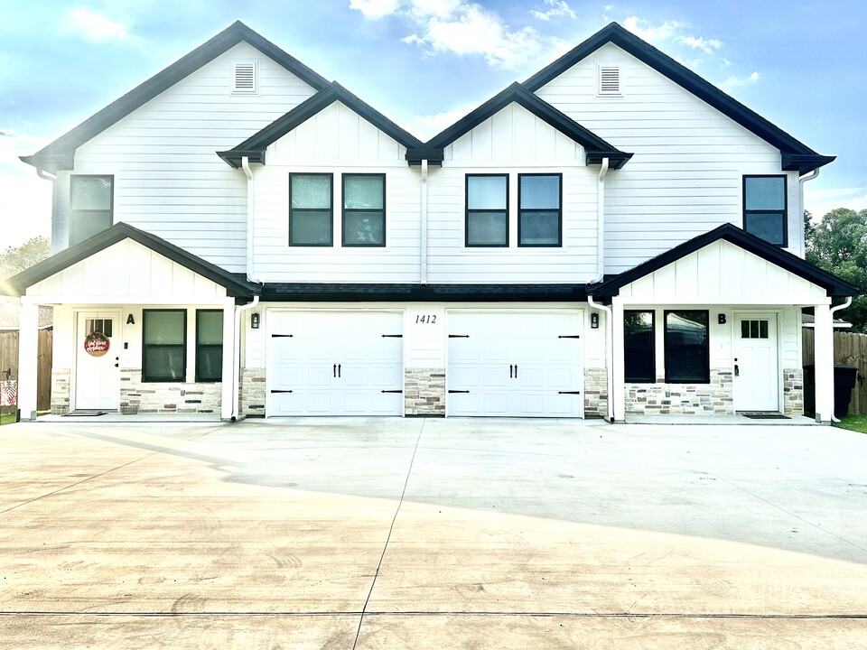 1412 Ave M in Nederland, TX - Building Photo