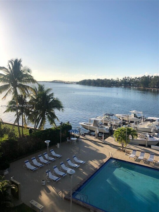 150 SE 25th Rd, Unit 10K in Miami, FL - Building Photo